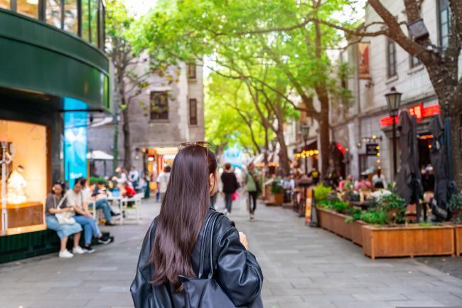 girl-standing-on-the-passage